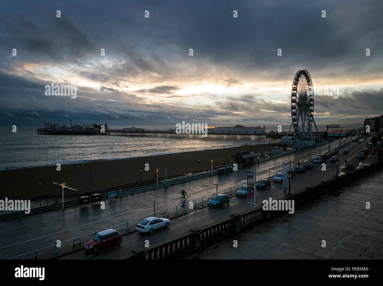 Nach dem Regen Sturm: Brighton Seafront mit dem Rad und Brighton Pier Stockfoto