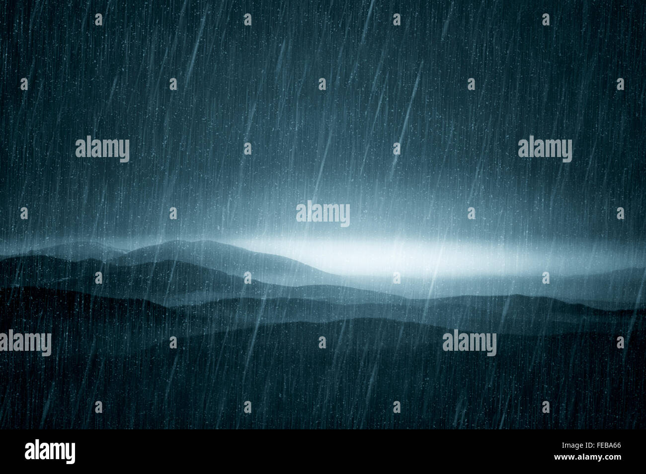 Starker Regen in Strömen in dunklen Landschaft Stockfoto