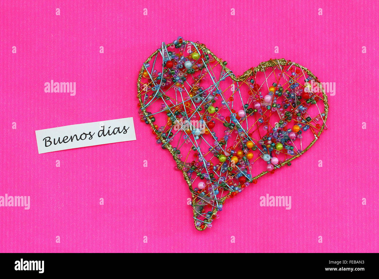 Buenos Dias (guten in Spanisch) Karte mit Herz gemacht von bunten Perlen auf rosa