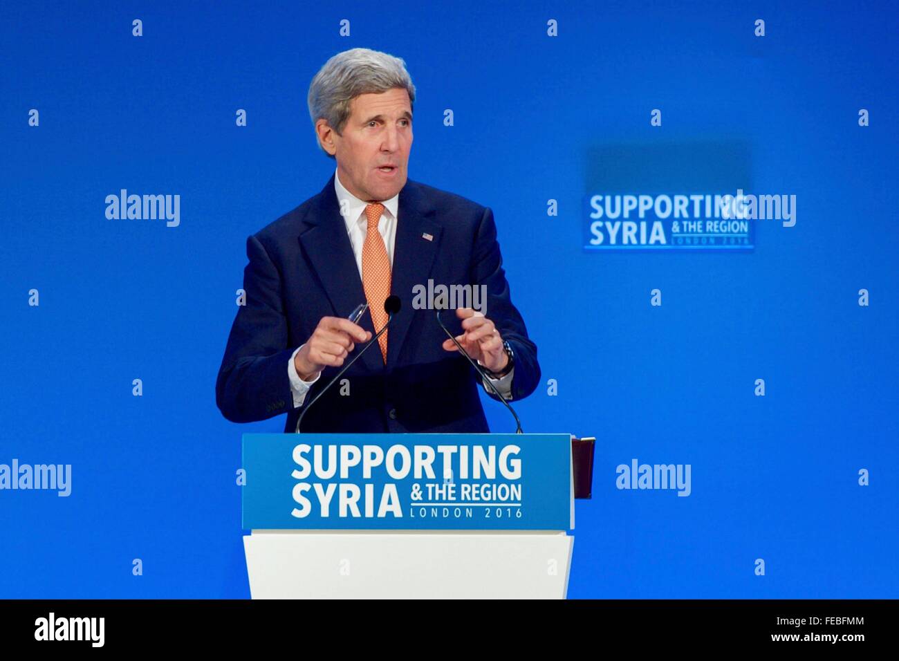 London, UK. 4. Februar 2016. US-Außenminister John Kerry während einer Pressekonferenz verkünden $ 925 Millionen zusätzliche US-Hilfe nach der Syrien-Geberkonferenz am Queen Elizabeth II Conference Center 4. Februar 2016 in London, Vereinigtes Königreich Stockfoto