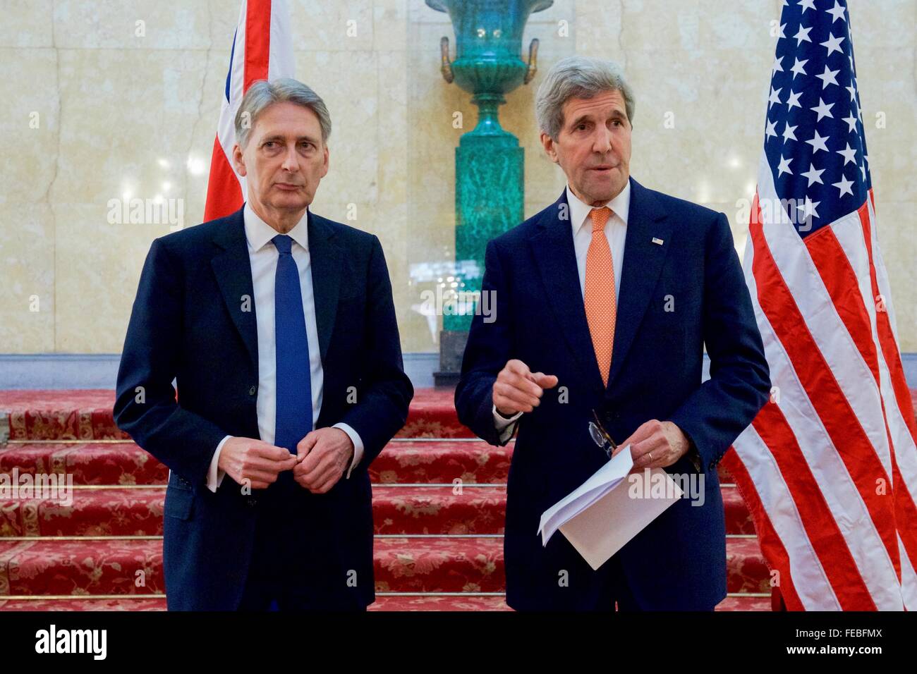 London, UK. 4. Februar 2016. US-Außenminister John Kerry während einer gemeinsamen Presseerklärung mit britischen Außenminister Philip Hammond nach Syrien-Geberkonferenz im Lancaster House 4. Februar 2016 in London, Vereinigtes Königreich Stockfoto