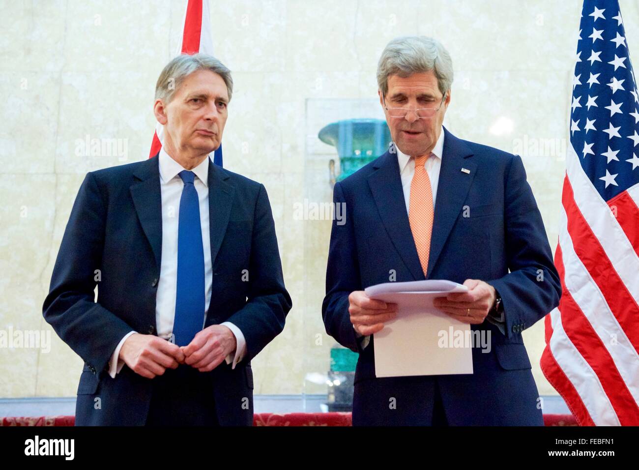 London, UK. 4. Februar 2016. US-Außenminister John Kerry während einer gemeinsamen Presseerklärung mit britischen Außenminister Philip Hammond nach Syrien-Geberkonferenz im Lancaster House 4. Februar 2016 in London, Vereinigtes Königreich Stockfoto