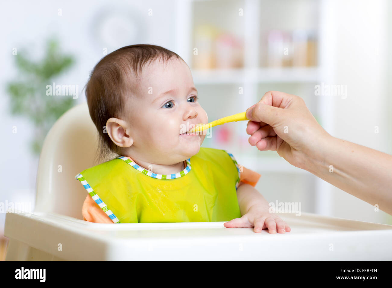 glückliches Kind Mädchen Essen mit Löffel Stockfoto