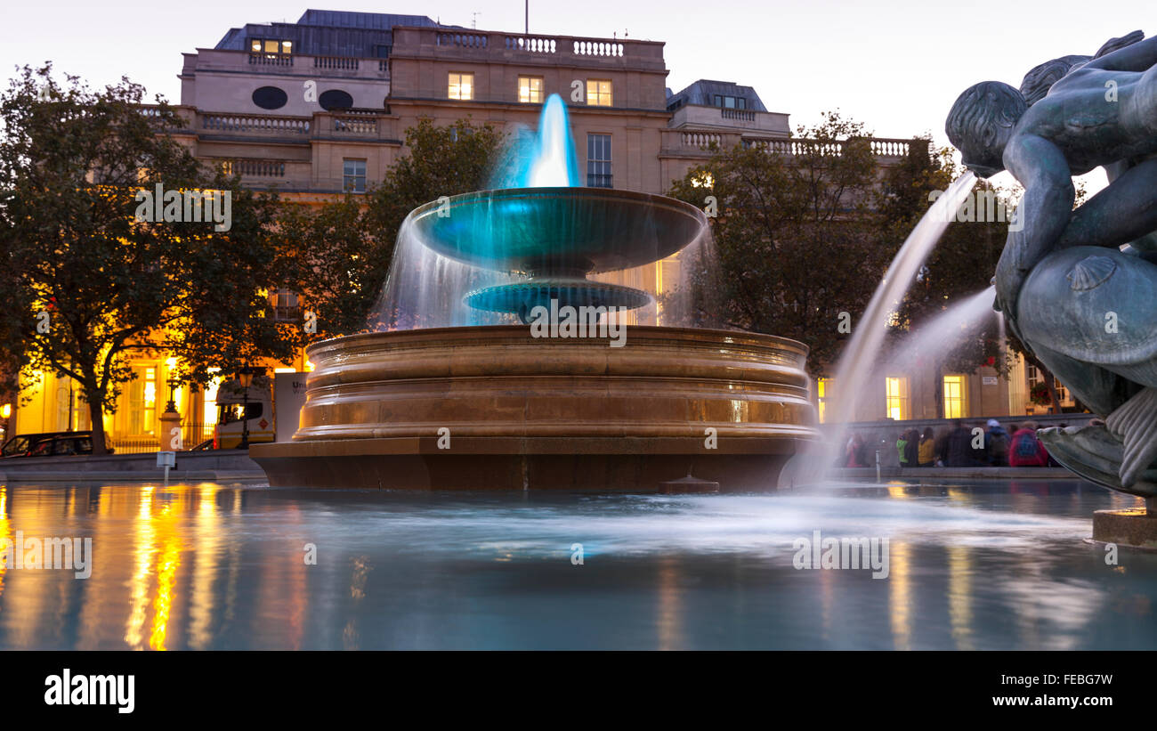 Der Brunnen am Trafalgar Square in London in der Nacht Stockfoto