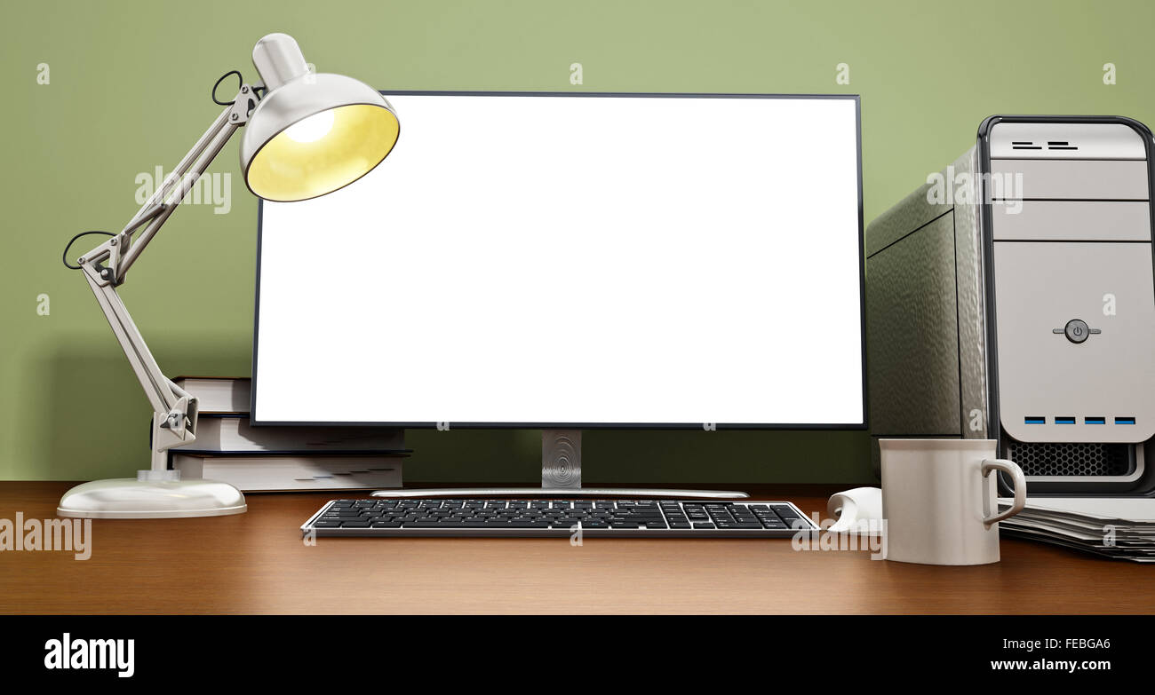 Desktop-PC mit leeren Bildschirm auf Schreibtisch stehen. Stockfoto