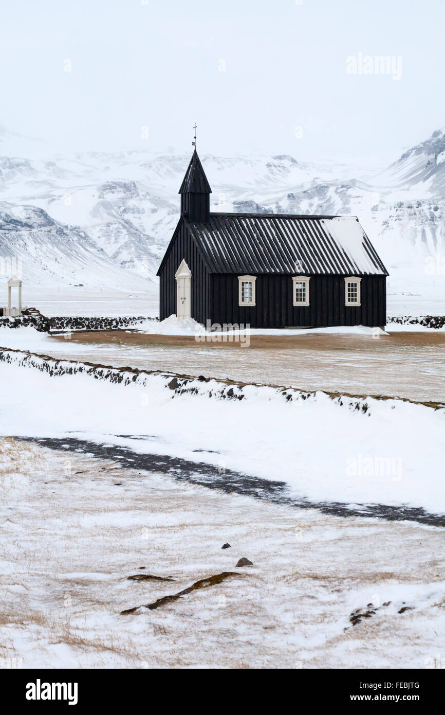 Die Schwarze Kirche von Budir Kirche, Halbinsel Snaefellsnes, Western Island im Kontrast zu den weißen Schnee an einem Wintertag im Februar Stockfoto