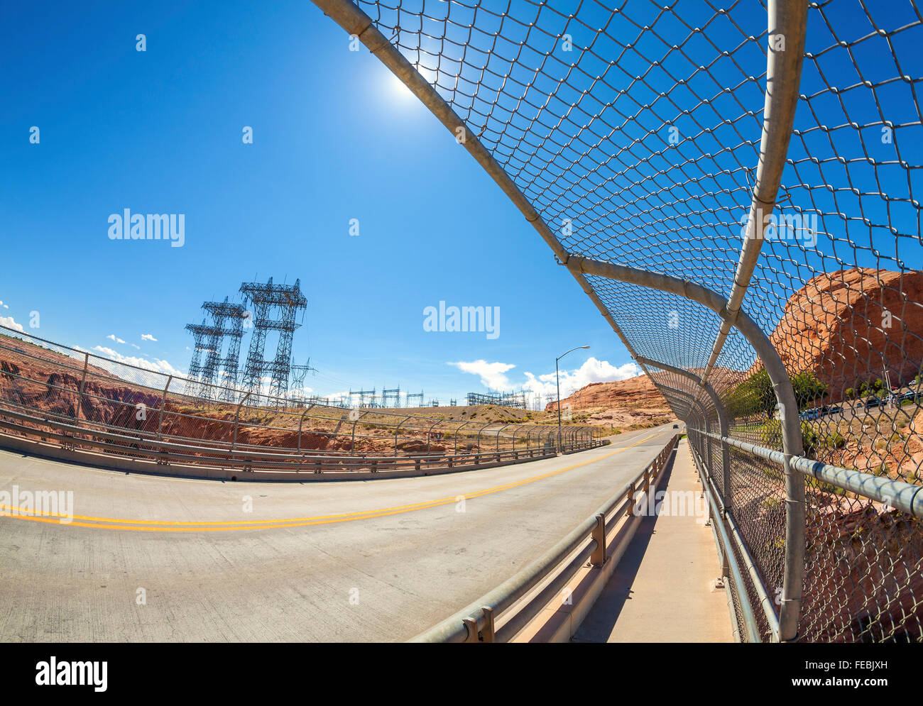 Fisheye-Objektiv Foto von Straße und Energieinfrastruktur gegen Sonne, Glen Canyon Dam, Arizona, USA. Stockfoto