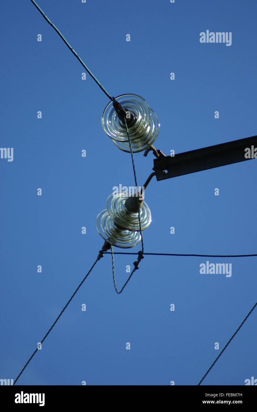 Isolatoren in einem Winkel in den Himmel Stockfoto