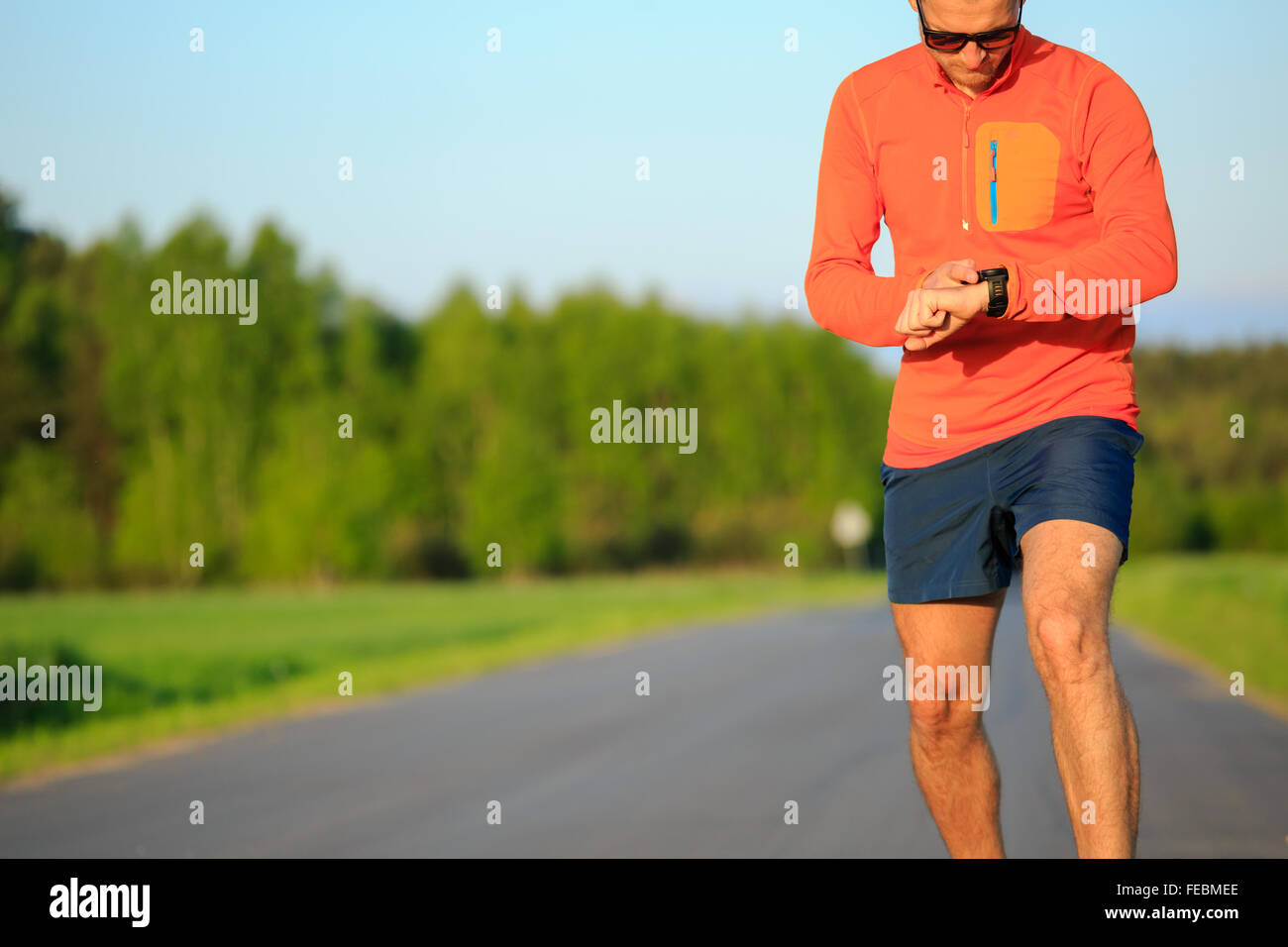 Läufer, die Ausbildung und Prüfung Stoppuhr Smartwatch, Langlauf laufende Überprüfung Performance Monitor Aktivitätsprotokoll, GPS-pos Stockfoto