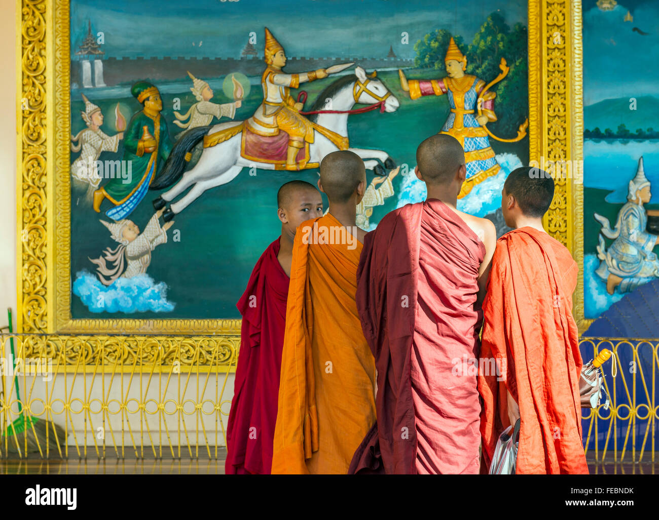 Mönche in der Shwedagon-Pagode. Rangun, Myanmar Stockfoto