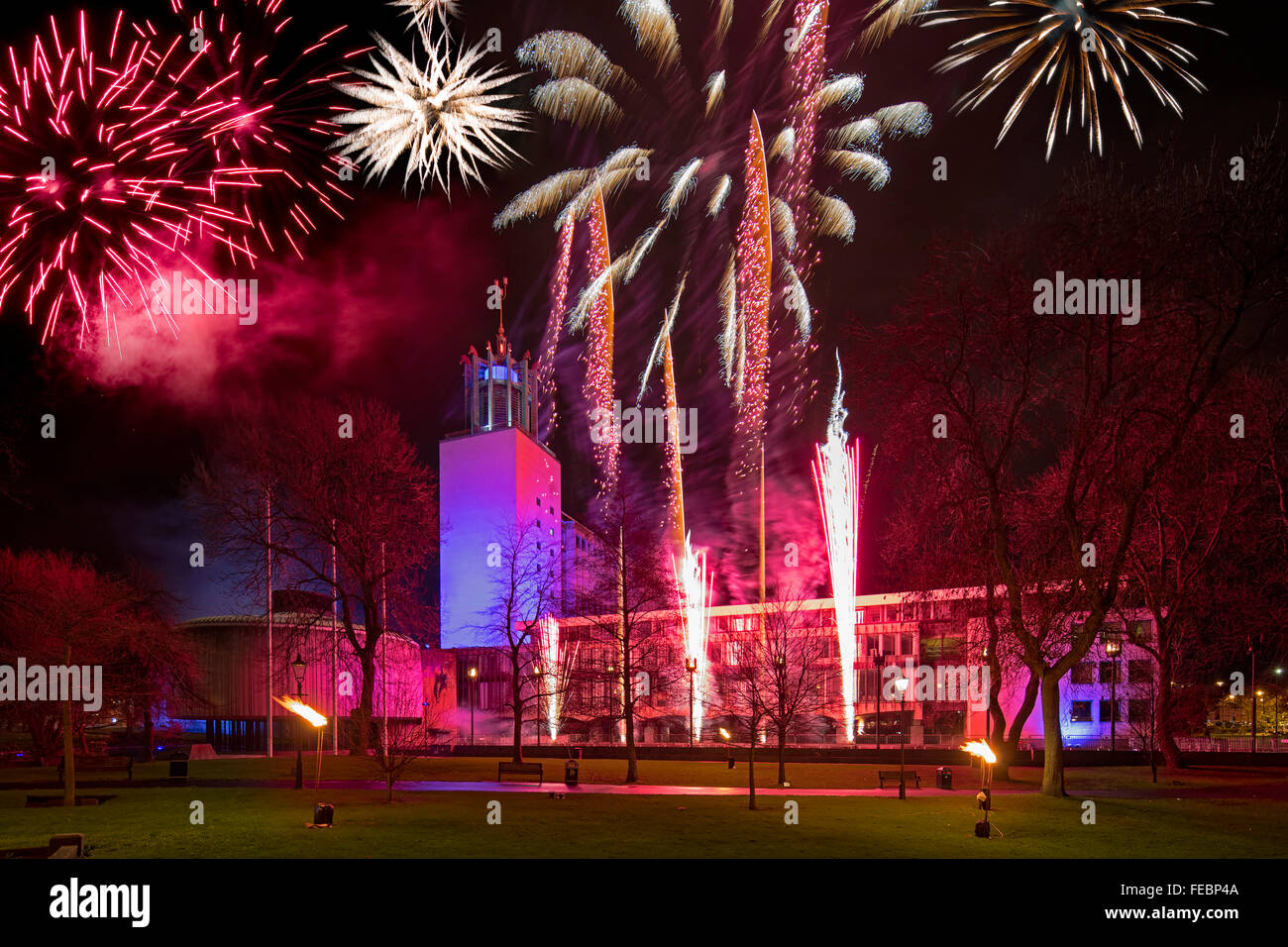 Feuerwerk über dem Civic Centre in Newcastle Upon Tyne auf Silvester Stockfoto