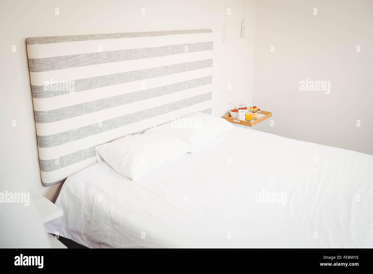 Leeres Bett mit weißen Bettbezug Stockfoto