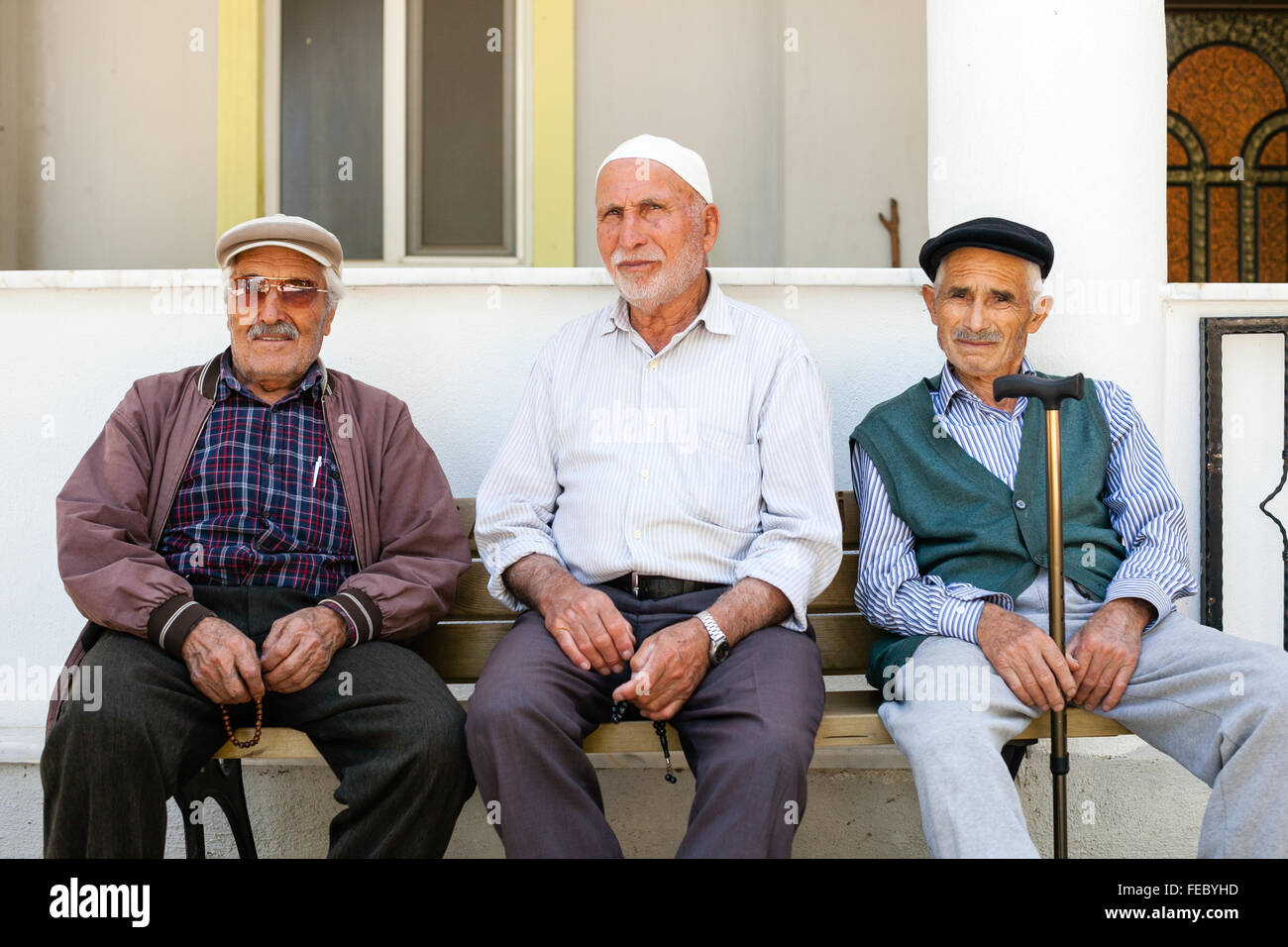 Alt zusammen - drei Männer, die vergehende Zeit in Bezigan ein ländliches Dorf in der Nähe von Kalkan, Lykische Weg, Türkei Stockfoto
