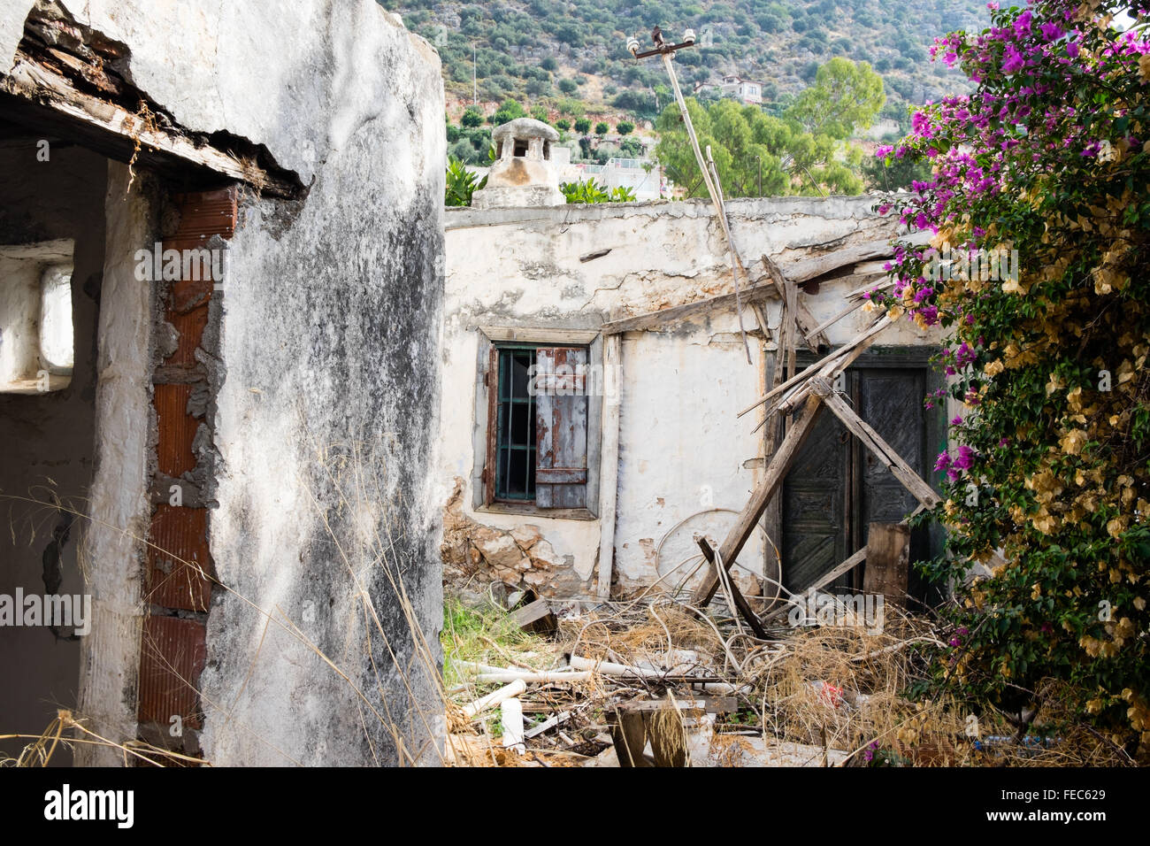 Gebäude in Kalkan Türkei heruntergekommen Stockfoto
