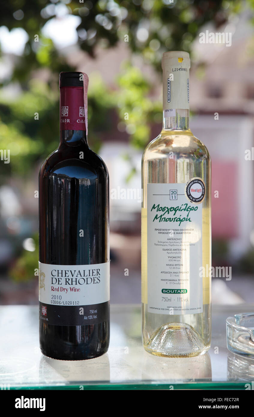 Zwei Flaschen des griechischen Weins, Kastellorizo, Griechenland Stockfoto