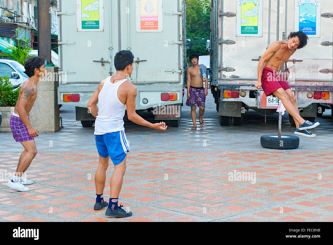 Thai Männer und Jungs spielen Sepak Takraw oder Kick Volleyball eine Volleyball Spiel, aber mit den Füßen in Bangkok, Thailand. Stockfoto