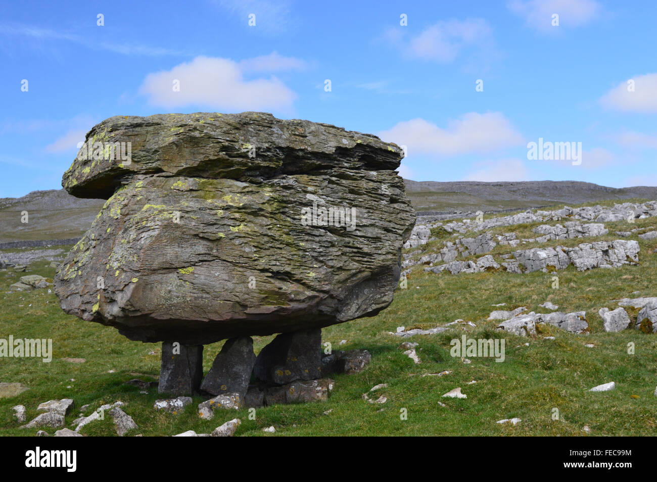 Bei Steinen, Mühlstein Grit Findlinge in Crummackdale in der Nähe von Austwick in den Yorkshire Dales UK Stockfoto