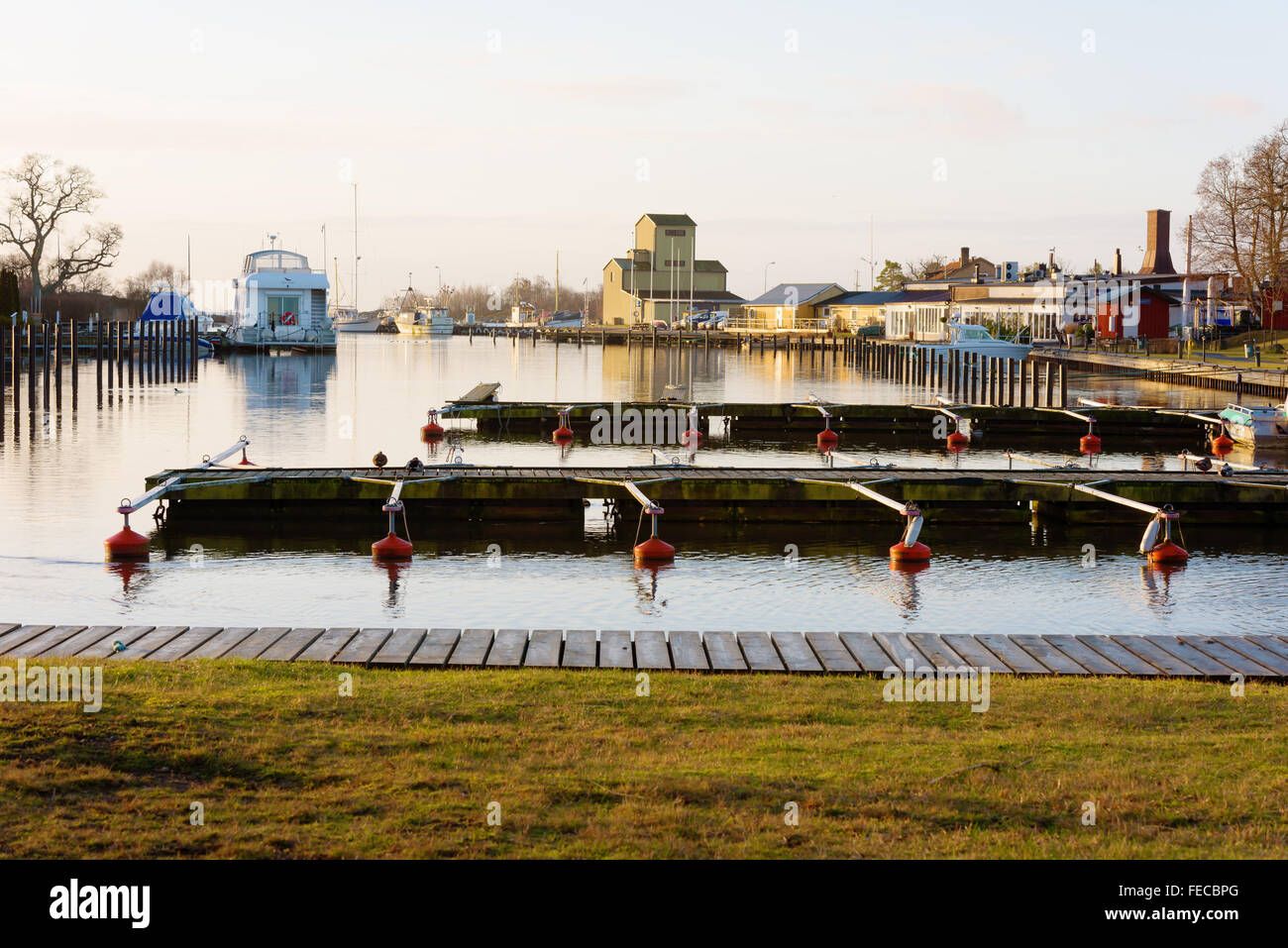 Karlshamn, Schweden - 4. Februar 2016: Ruhe und noch morgens Vagga Marina. Sehr wenige Boote sind im Wasser. Vagga Marina ist Stockfoto