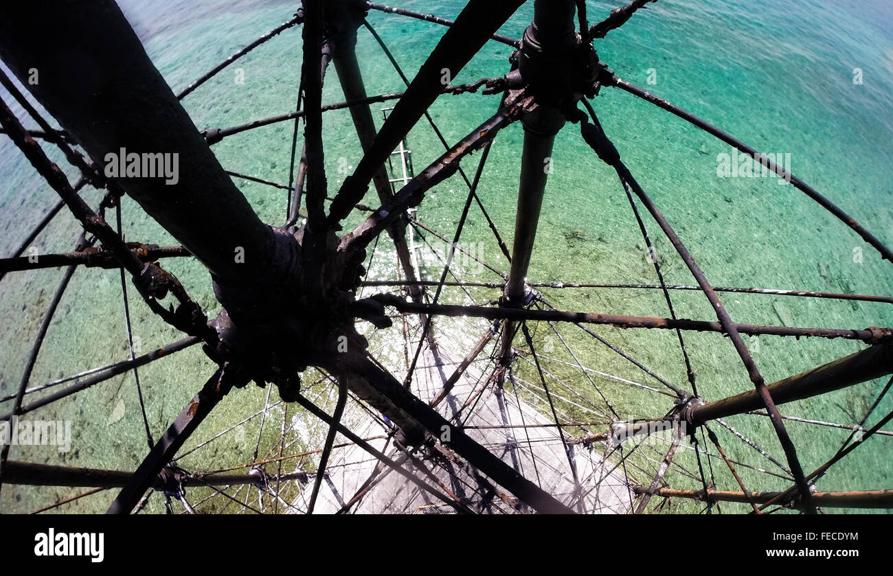 Das Innere eines Leuchtturms in den Florida Keys. Linien-Meerwasser Stockfoto