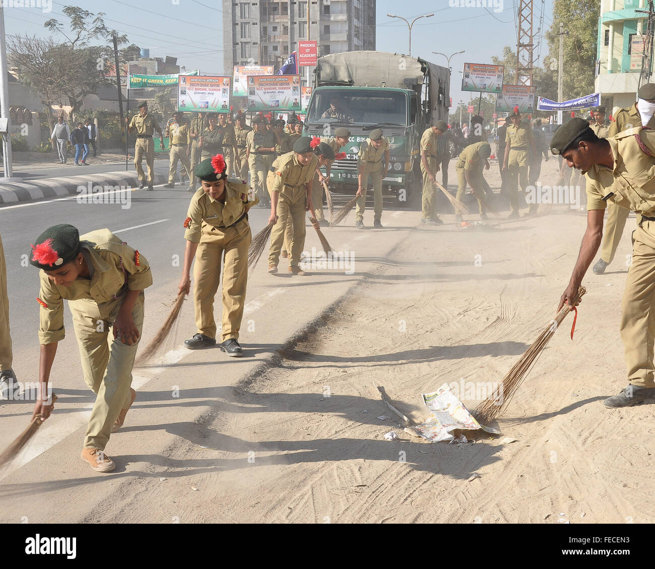 Bikaner, Indien. 5. Februar 2016. In dem Bewusstsein teilnehmen an Swachh Bharat Abhiyan in Bikaner, Indien National Cadet Corps. Bildnachweis: Dinesh Gupta/Pacific Press/Alamy Live-Nachrichten Stockfoto