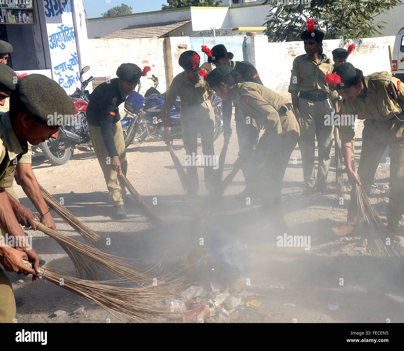 Bikaner, Indien. 5. Februar 2016. Mitglieder des NCC fegen der Straße während Swachh Bharat Abhiyan. In dem Bewusstsein teilnehmen an Swachh Bharat Abhiyan in Bikaner, Indien National Cadet Corps. Bildnachweis: Dinesh Gupta/Pacific Press/Alamy Live-Nachrichten Stockfoto