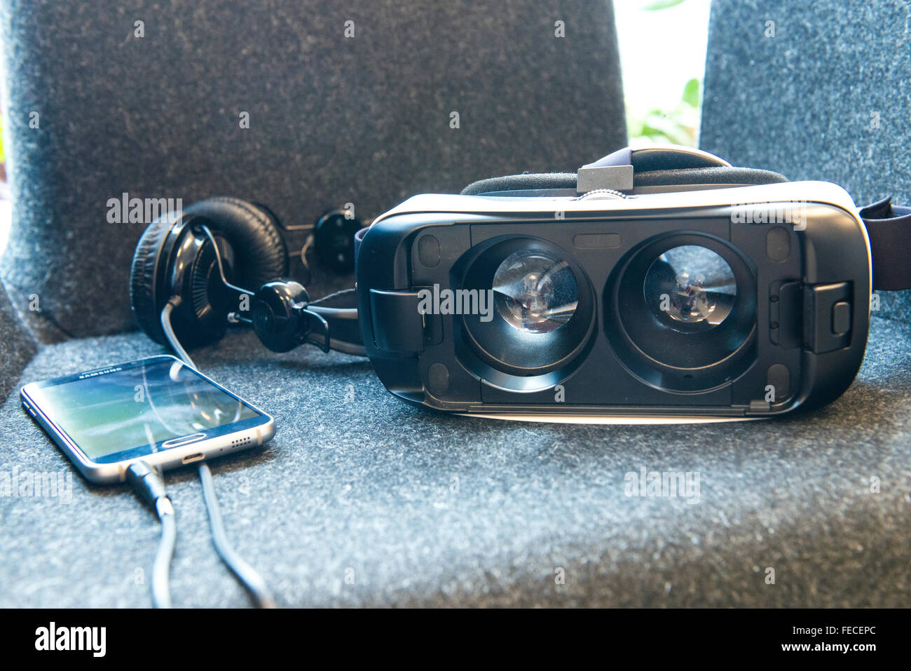 Kopenhagen, Dänemark. 5. Februar 2016. Chora ist ein Pop-up-Raum im Meatpacking District von Kopenhagen, wo die Menschen gehen und versuchen verschiedene Ebenen der virtuellen Realität. Schulen werden in der Lage zu kommen auf Exkursionen, Firmen können zu sehen, was mit VR möglich ist. VR-Enthusiasten werden in der Lage zu kommen und gemeinsam mit anderen Content-Ersteller. Ihr Ziel ist es, ein Umfeld zu schaffen, wo Ideen über virtuelle Realität und Come to Life. Bild ist das Oculus GEAR VR Kopfhörer angeschlossen an ein Samsung Galaxy Smartphone. Bildnachweis: Matthew James Harrison/Alamy Live-Nachrichten Stockfoto