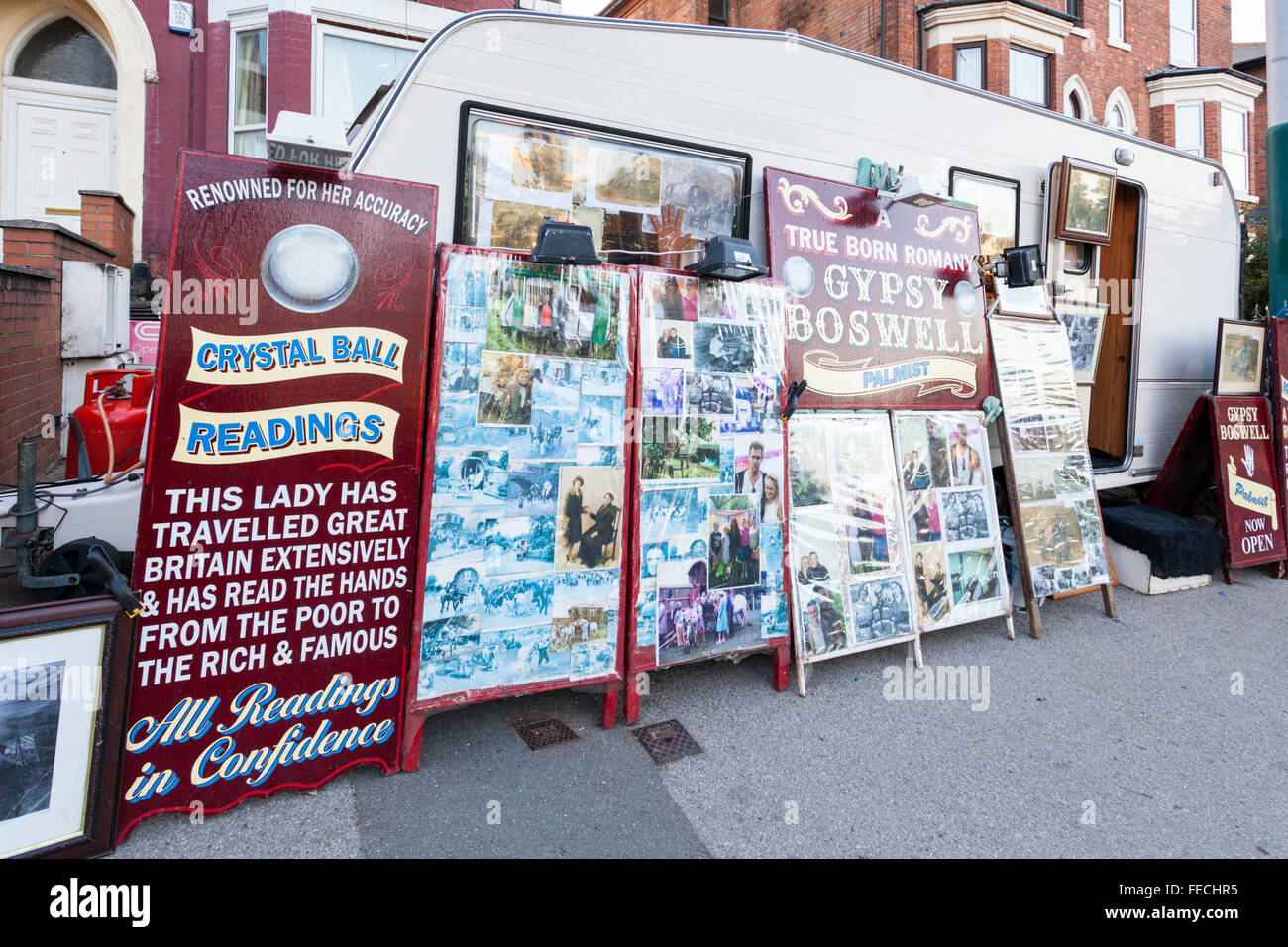 Wohnwagen mit boards Werbung Gypsy Boswell, crystal ball Reader geben die Messwerte an ein SideShow-Gerät Anziehung, Goose Fair, Nottingham, England, Großbritannien Stockfoto
