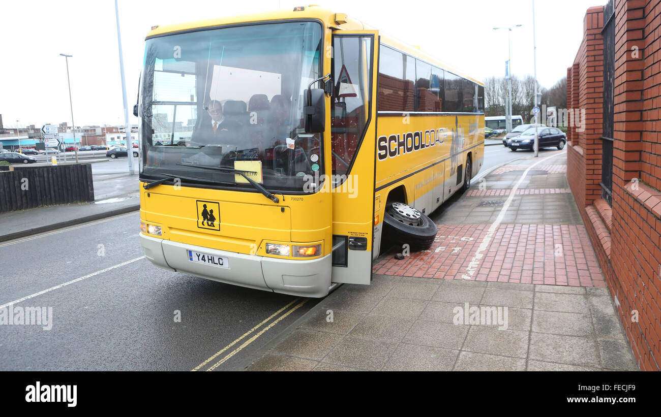 Portsmourth, Hampshire, UK. 5. Februar 2016. GV mit einem Schulbus eingesetzt, um Kinder aus Schulen in und um Portsmouth abzuholen. Die Schule, den, die Trainer zu Hampshire County Council aber kontrahiert wird, war zur Zeit leer. Der Fahrer war unverletzt Credit: Uknip/Alamy Live-Nachrichten Stockfoto