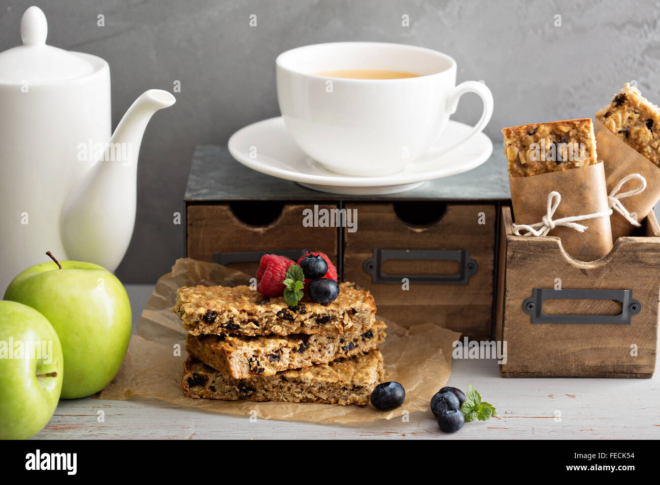 Müsliriegel mit Kaffee zum Frühstück zu gehen Stockfoto