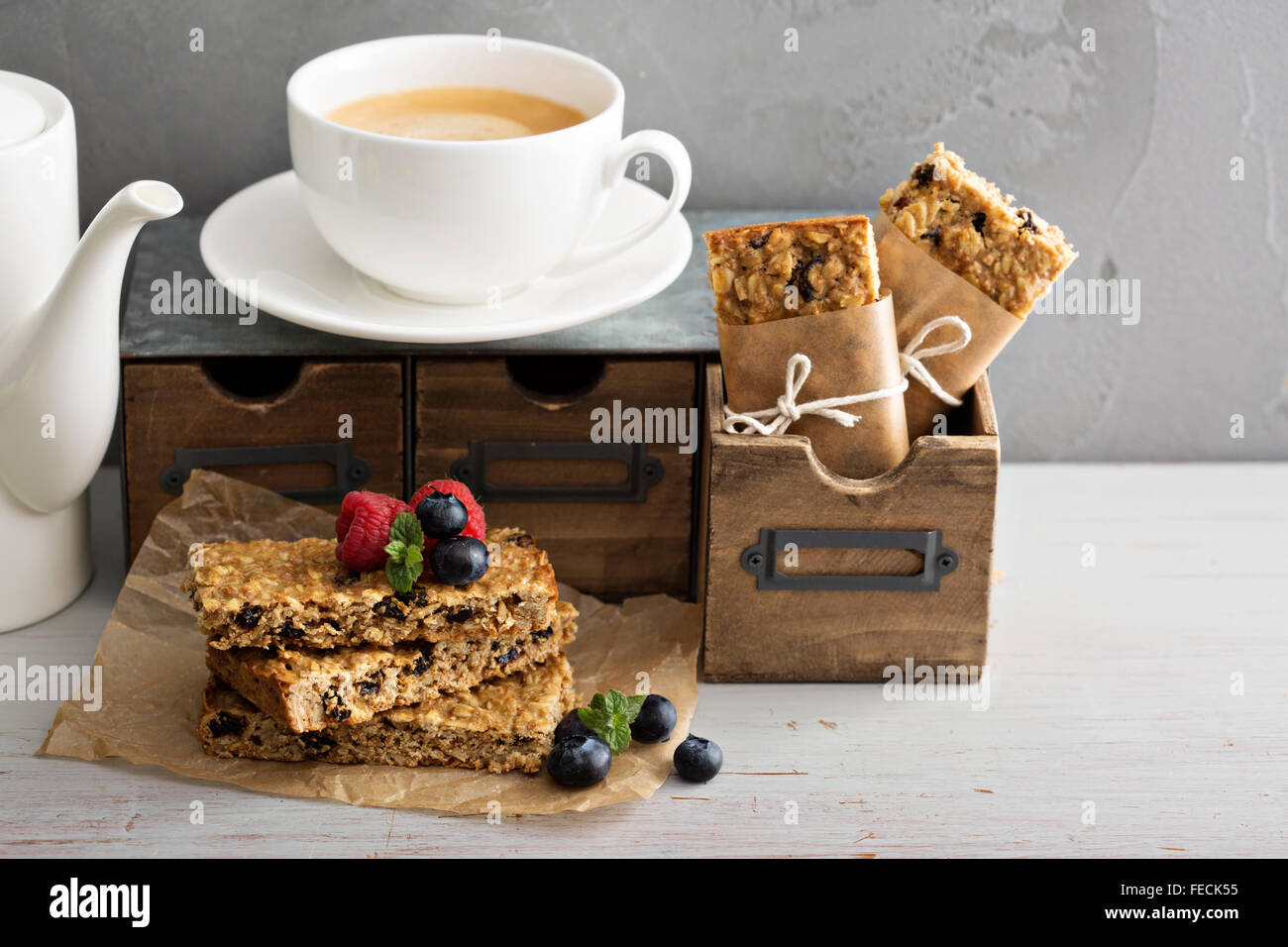 Müsliriegel mit Kaffee zum Frühstück zu gehen Stockfoto