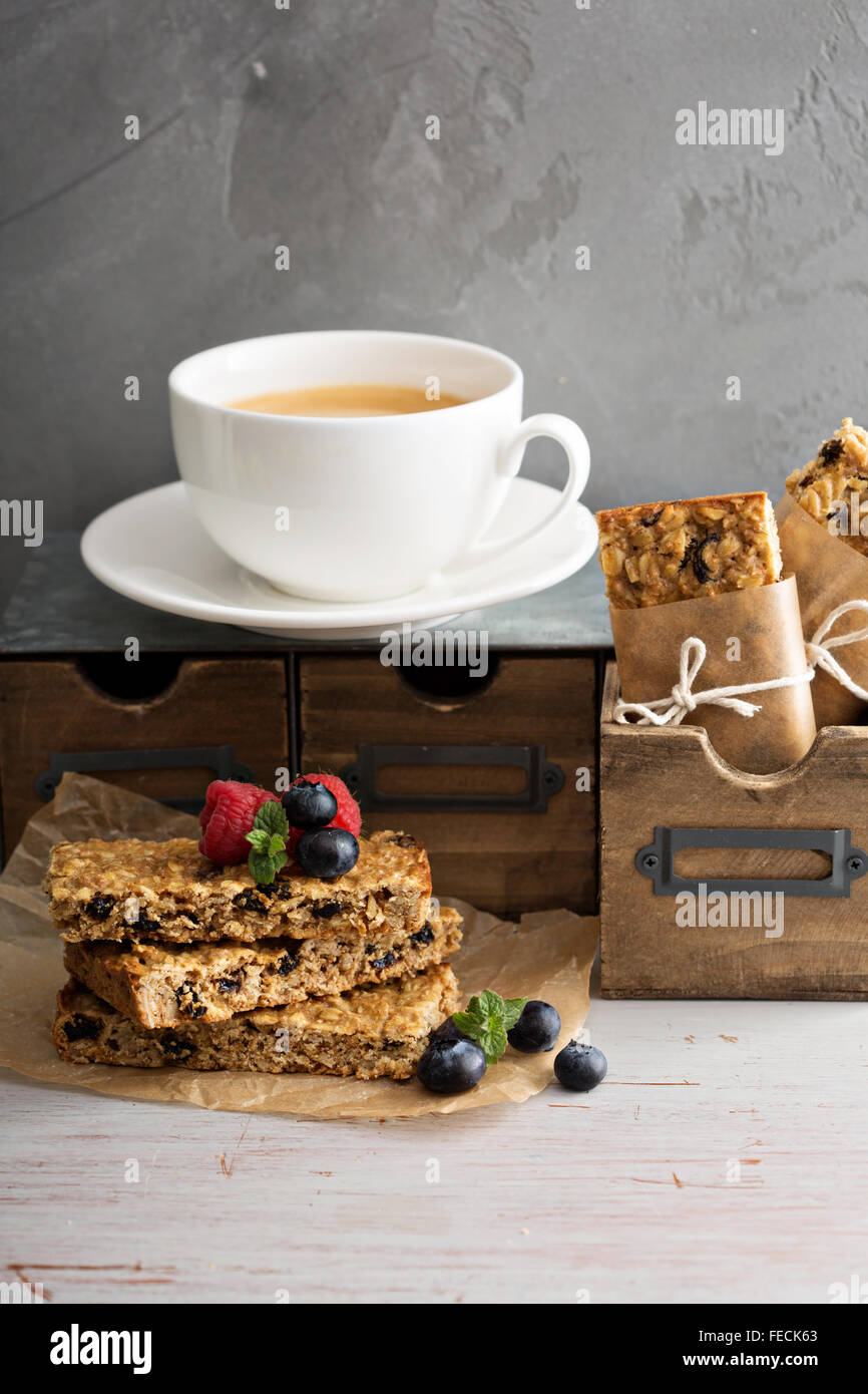 Müsliriegel mit Kaffee zum Frühstück zu gehen Stockfoto