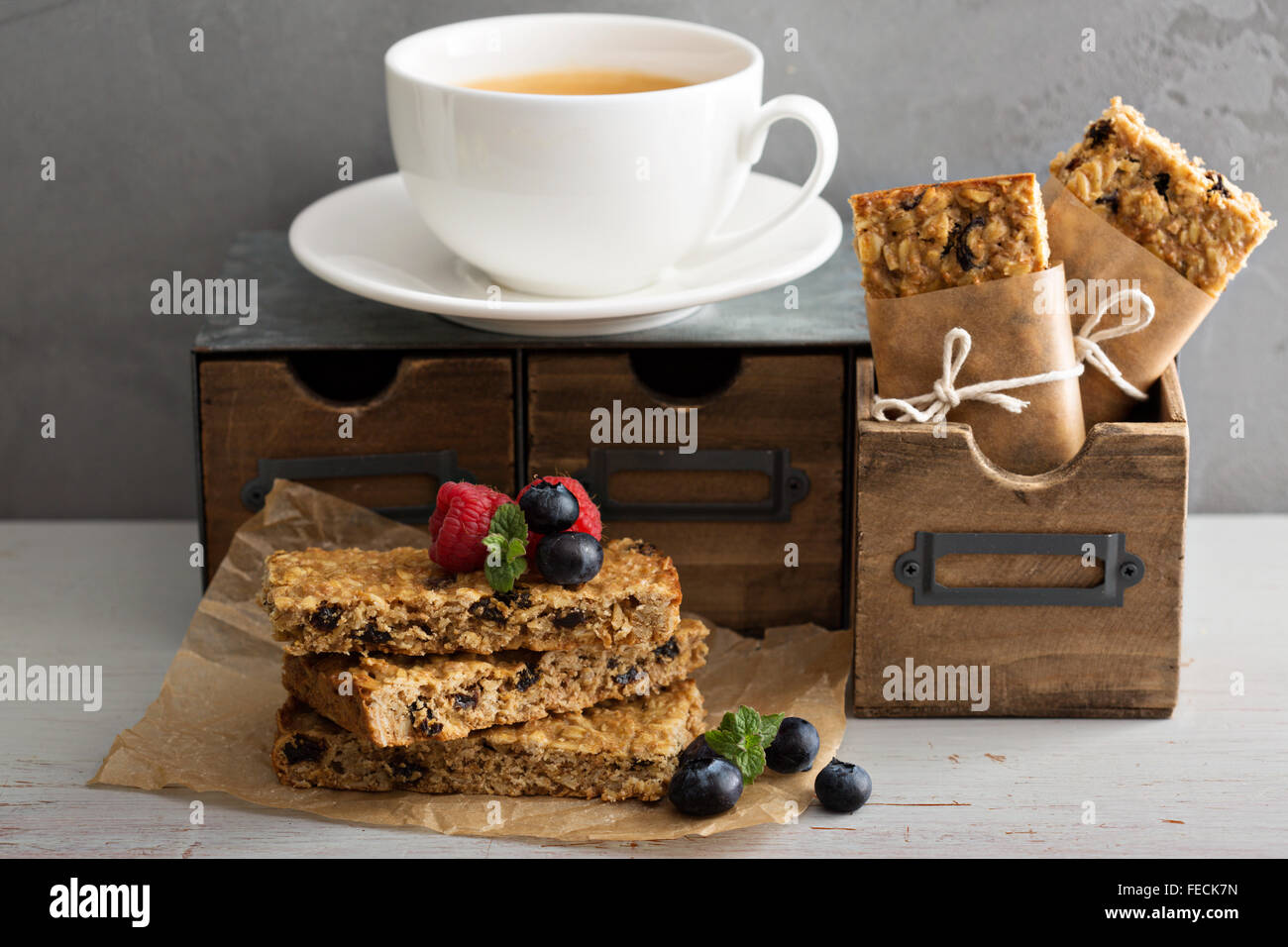 Müsliriegel mit Kaffee zum Frühstück zu gehen Stockfoto