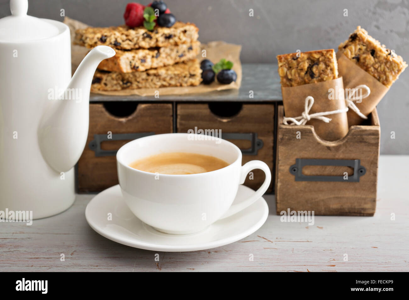 Müsliriegel mit Kaffee zum Frühstück zu gehen Stockfoto