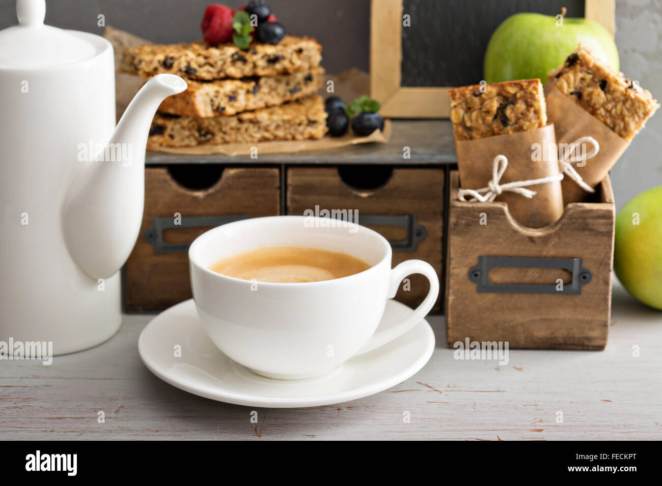 Müsliriegel mit Kaffee zum Frühstück zu gehen Stockfoto