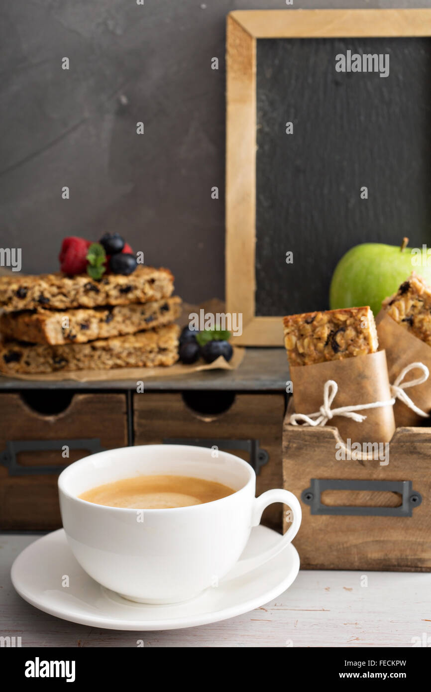 Müsliriegel mit Kaffee zum Frühstück zu gehen Stockfoto