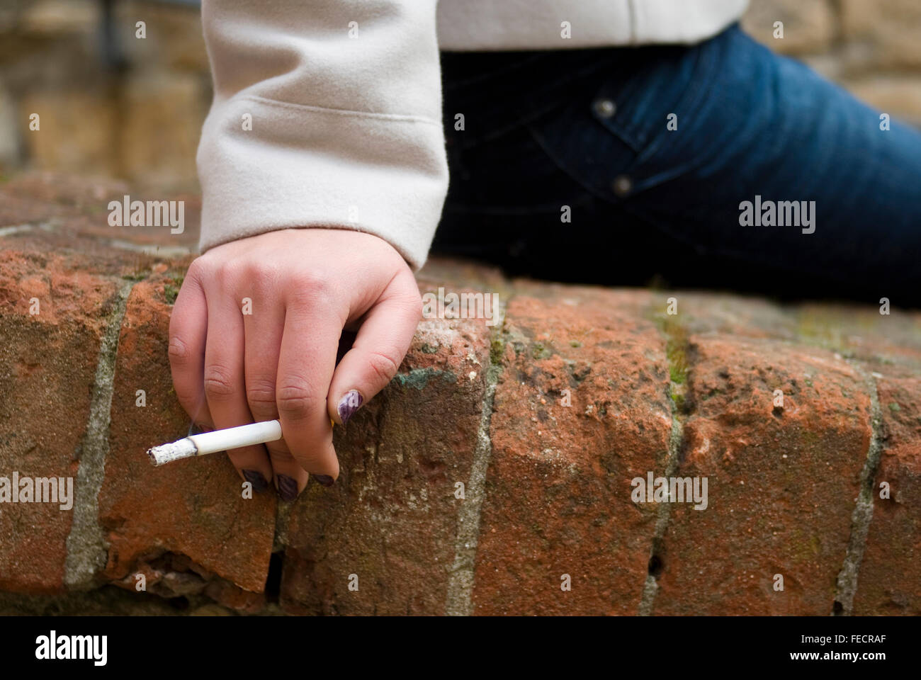 Hand eines Mädchens mit Zigarette Stockfoto