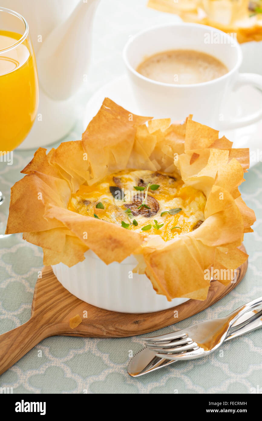 Pilz-Schinken-Quiche mit Blätterteig Stockfoto