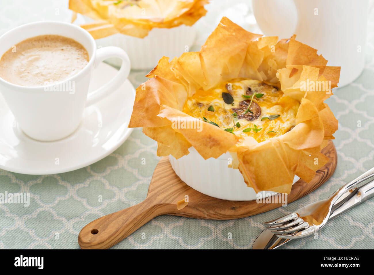 Pilz-Schinken-Quiche mit Blätterteig Stockfoto