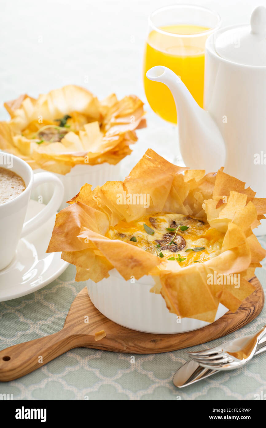 Pilz-Schinken-Quiche mit Blätterteig Stockfoto