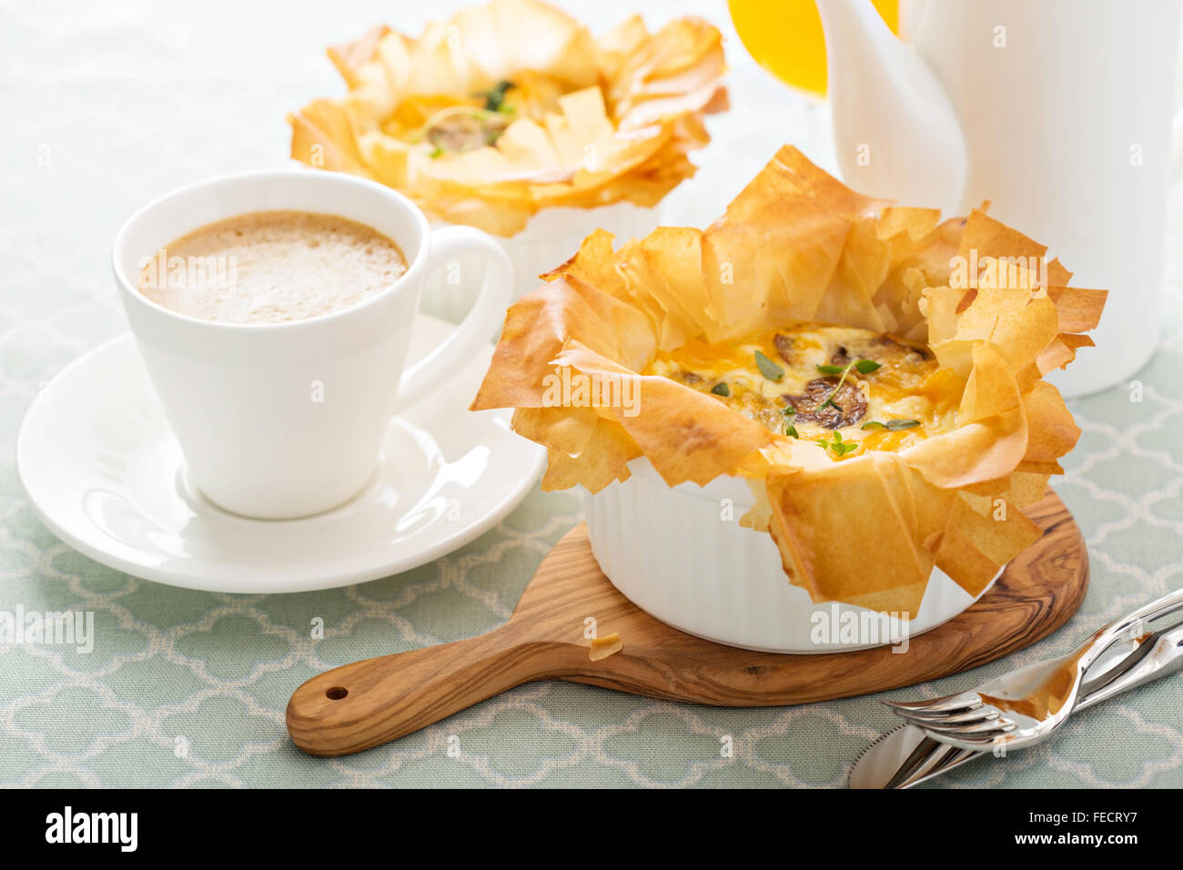 Pilz-Schinken-Quiche mit Blätterteig Stockfoto