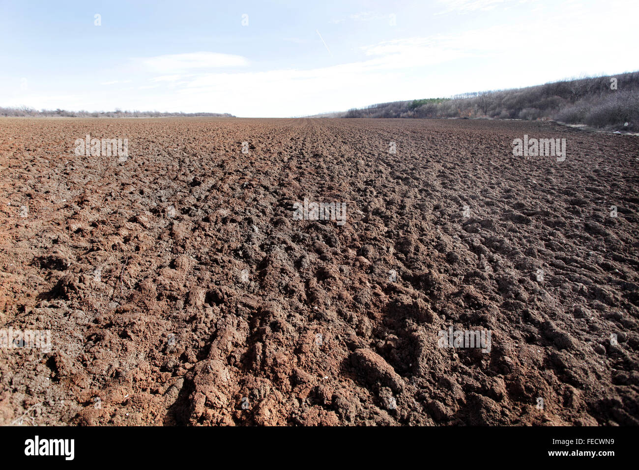 Gepflügtes Feld vor dem Einpflanzen. Stockfoto