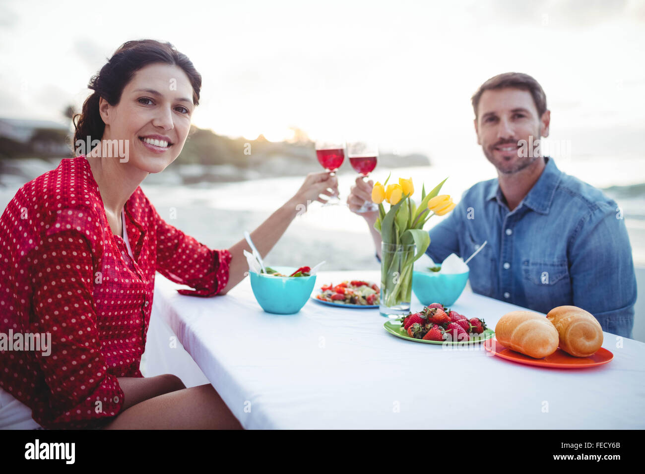 Nettes Paar mit Abendessen Stockfoto