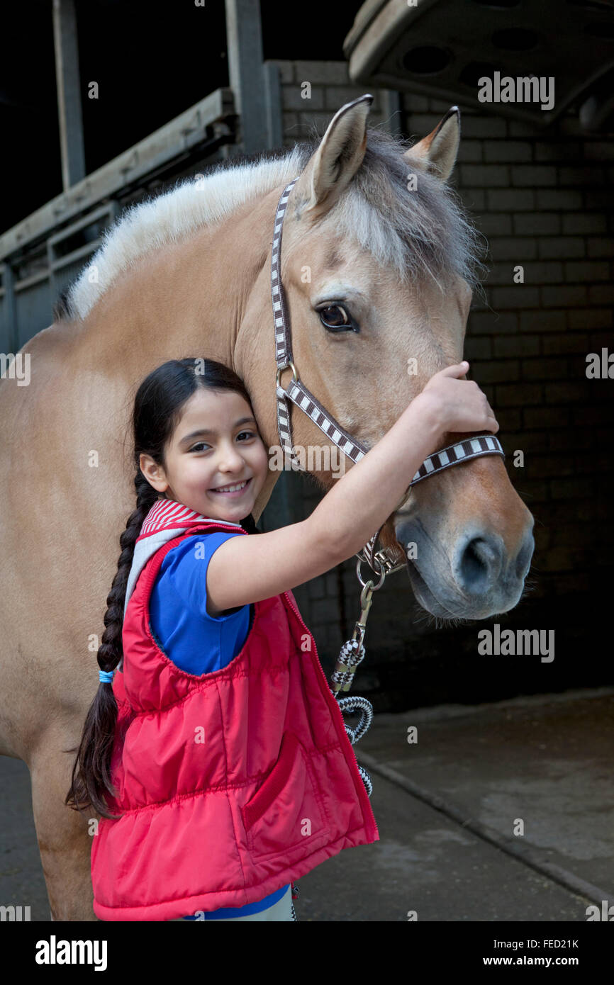 Porträt eines Mädchens mit ihrem Lieblings-pony Stockfoto