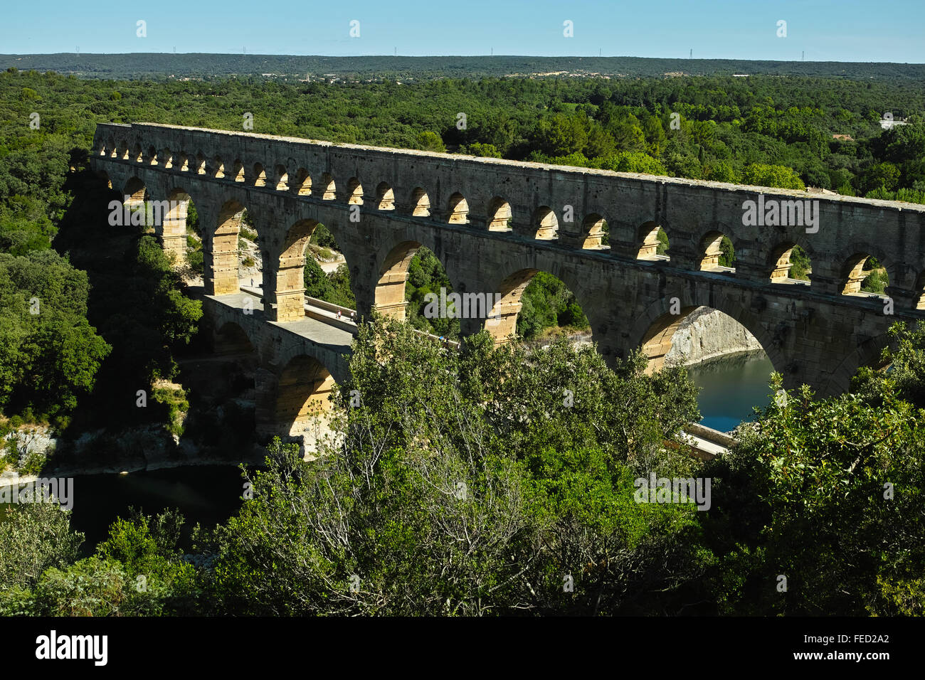 Pont du Gard (Gard-Brücke) ist ein altes römisches Aquädukt, das den Fluss Gardon in der Nähe von Remoulins, Südfrankreich, überquert. Stockfoto
