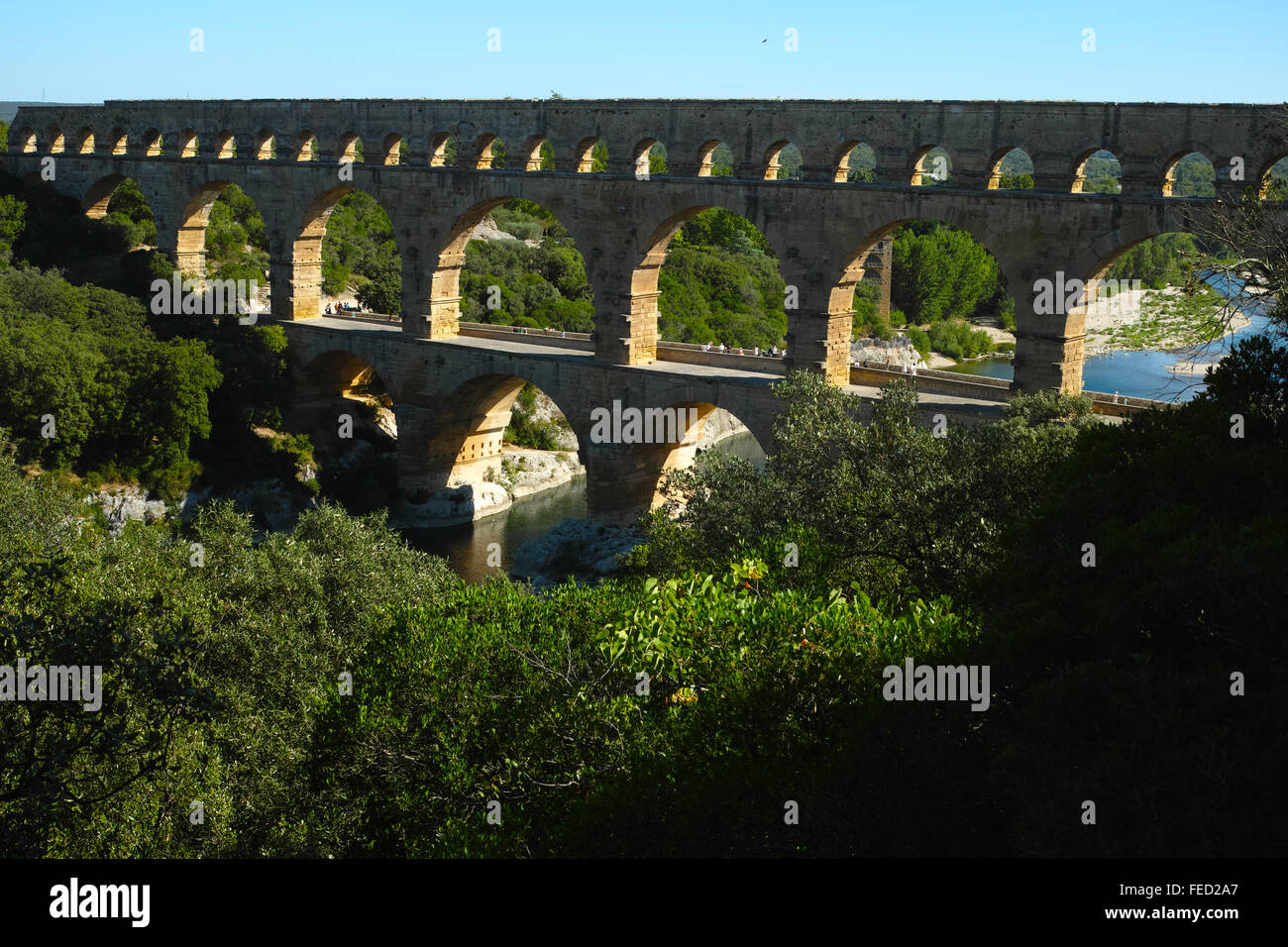 Pont du Gard (Gard-Brücke) ist ein altes römisches Aquädukt, das den Fluss Gardon in der Nähe von Remoulins, Südfrankreich, überquert. Stockfoto