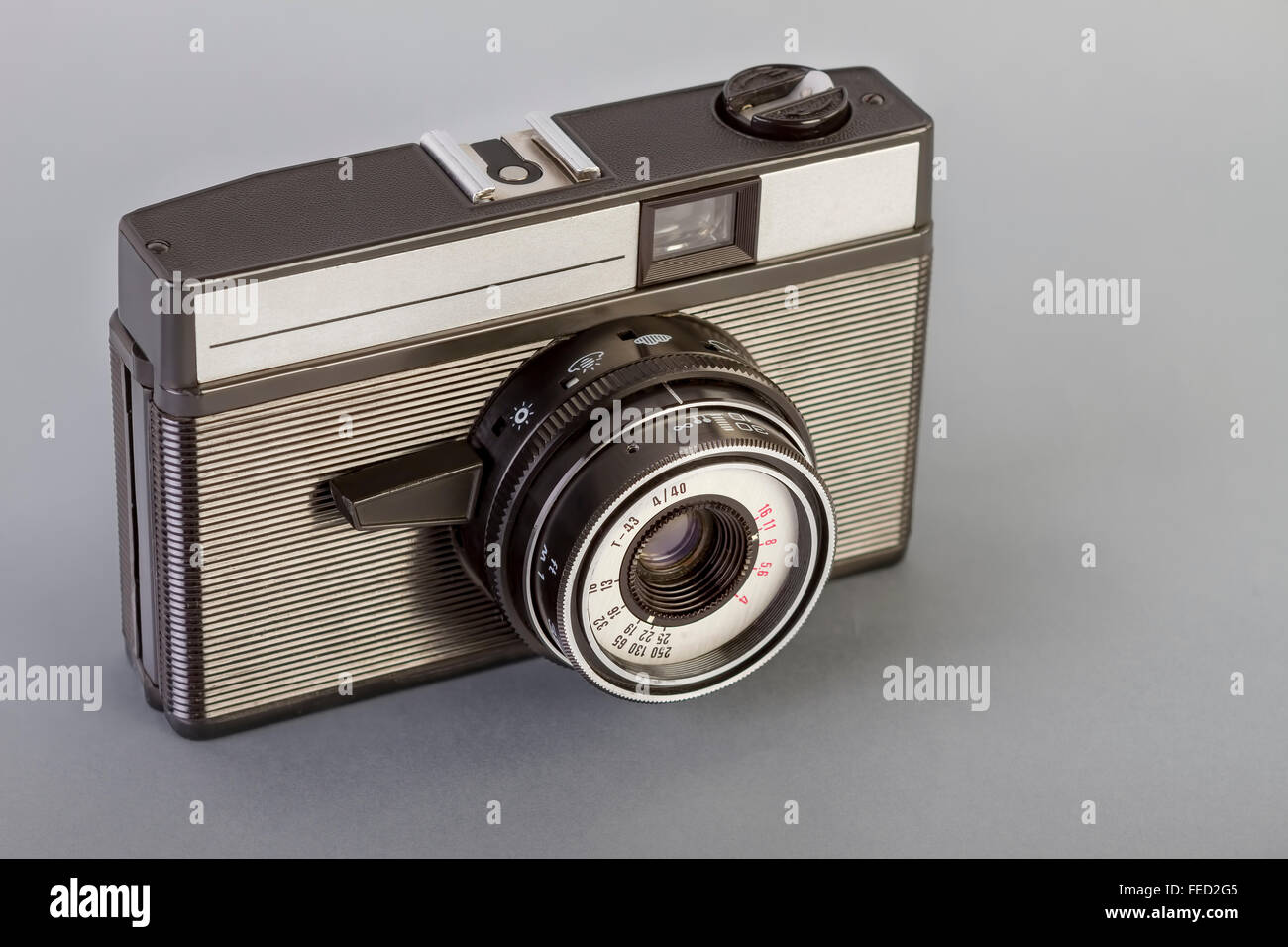 Vintage Foto-Kamera auf einem grauen Tisch. Stockfoto