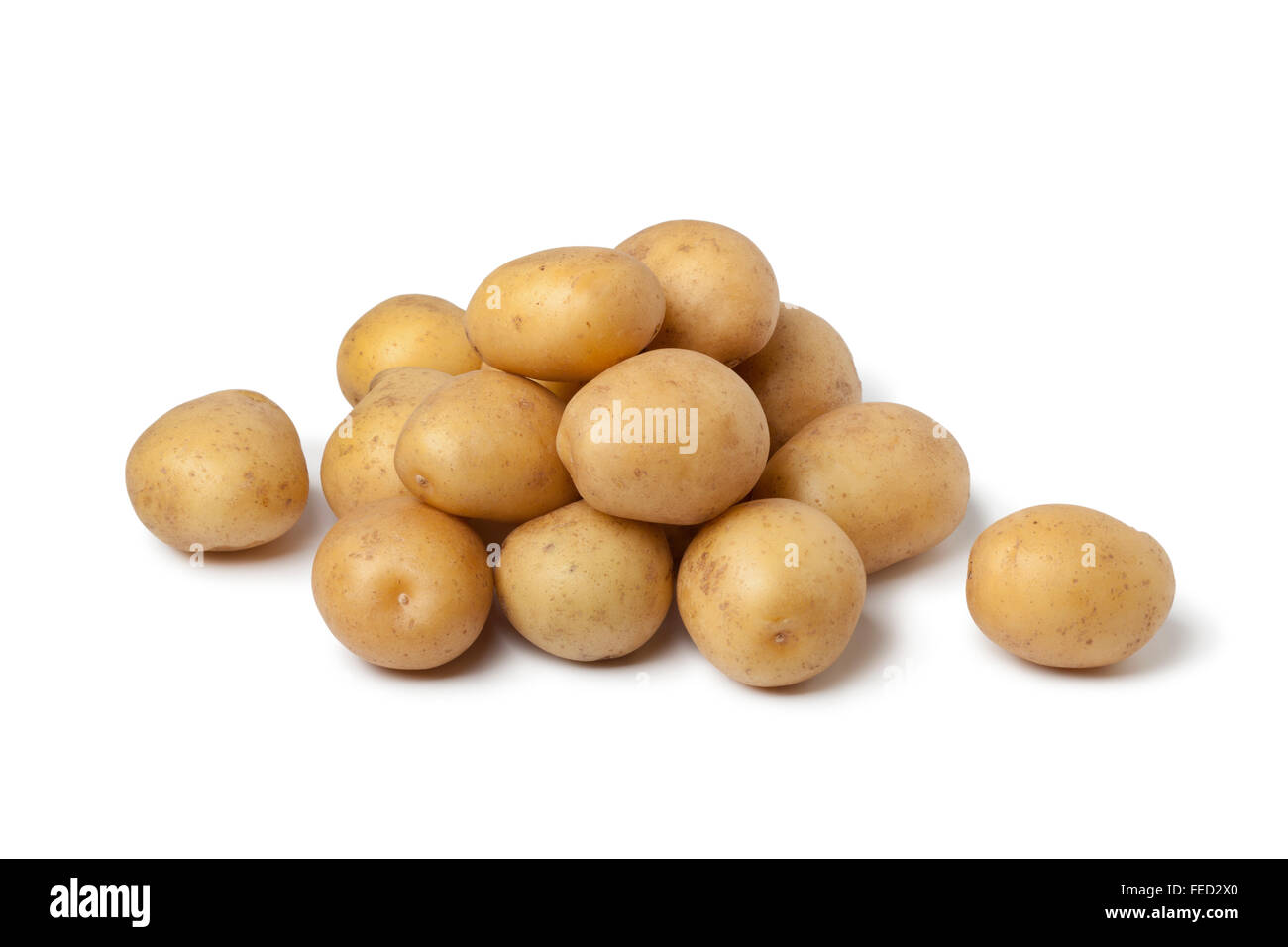 Heap Od frischen kleinen neuen Kartoffeln auf weißem Hintergrund Stockfoto