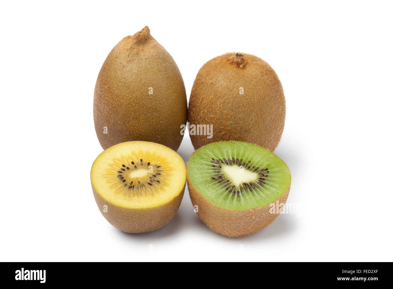 Frische gelbe und grüne Kiwifrucht auf weißem Hintergrund Stockfoto