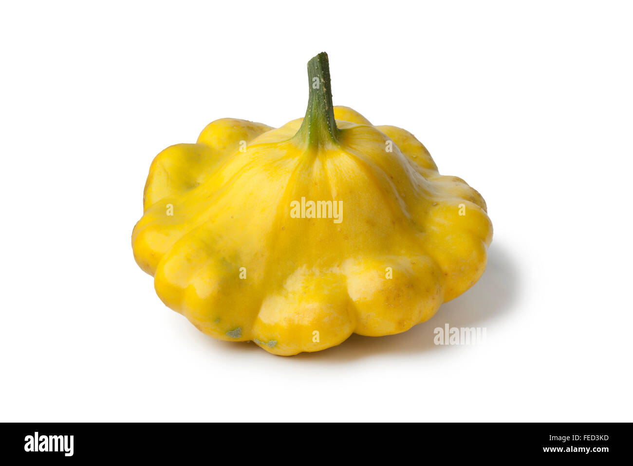 Frische gelbe Patty pan Squash auf weißem Hintergrund Stockfoto
