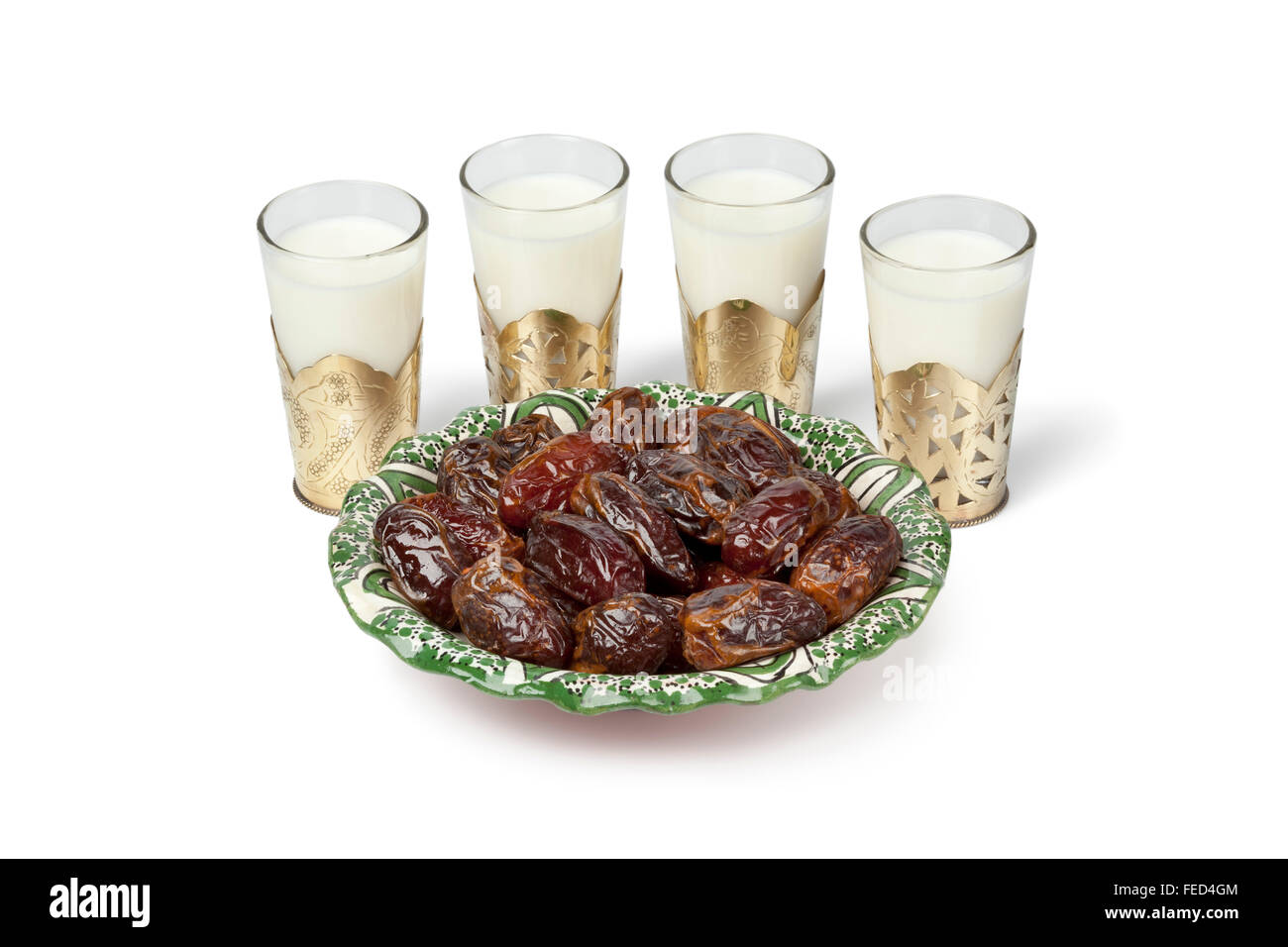 Milch und Termine für Iftar-Essen auf weißem Hintergrund Stockfoto